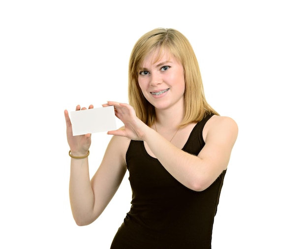 Giovane ragazza con parentesi in possesso di carta bianca bianca isolata su sfondo bianco