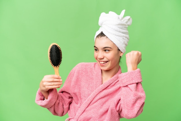 Giovane ragazza con pettine per capelli che celebra una vittoria