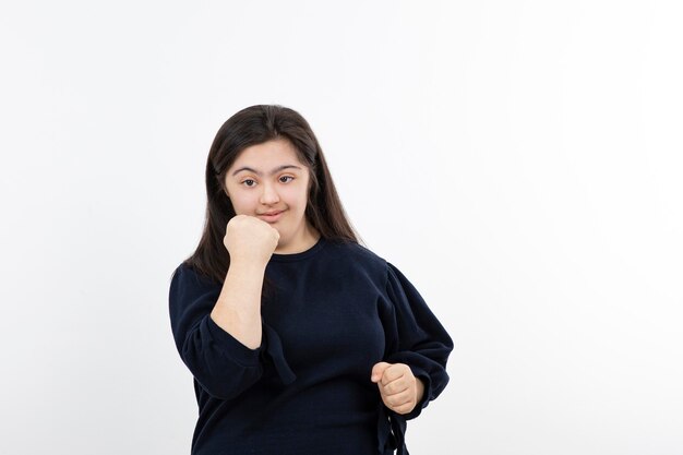 giovane ragazza con sindrome di down in piedi e in posa.