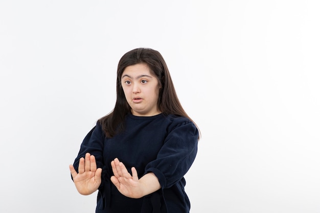 giovane ragazza con sindrome di down in piedi e in posa.