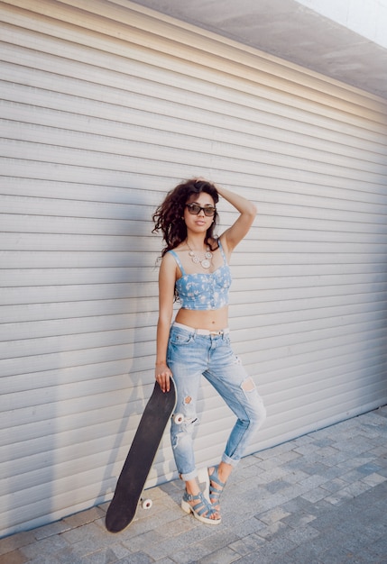 Giovane ragazza con skateboard