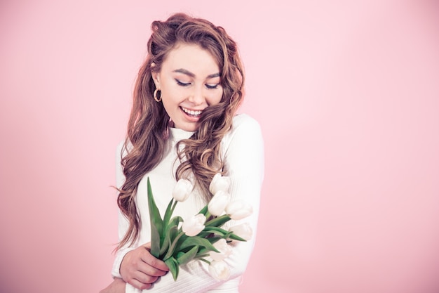 Giovane ragazza con tulipani