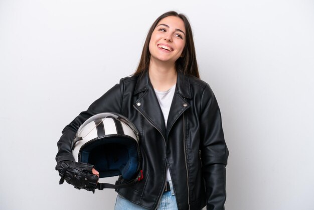 Giovane ragazza con un casco da motociclista isolato su sfondo bianco ridendo