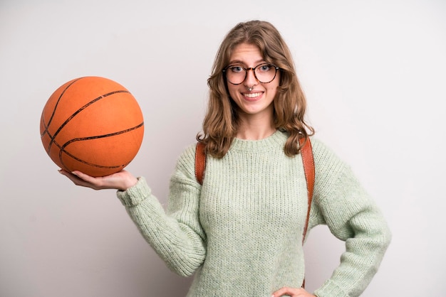 Giovane ragazza con un concetto di sport di palla da basket