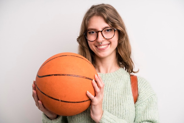 Giovane ragazza con un concetto di sport di palla da basket