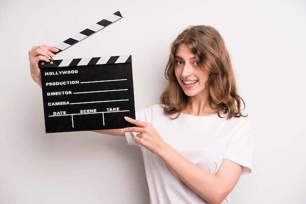 Giovane ragazza con un film clapper cinematografico o un concetto di film