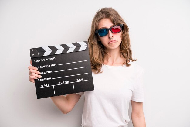 Giovane ragazza con un film clapper cinematografico o un concetto di film