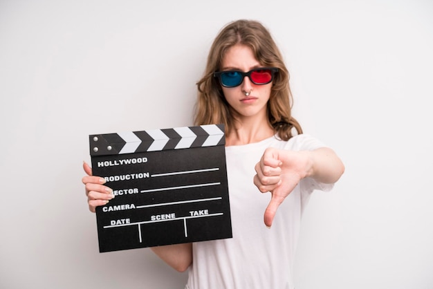 Giovane ragazza con un film clapper cinematografico o un concetto di film