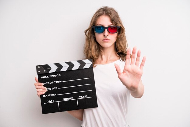 Giovane ragazza con un film clapper cinematografico o un concetto di film