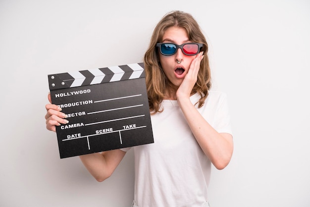 Giovane ragazza con un film clapper cinematografico o un concetto di film