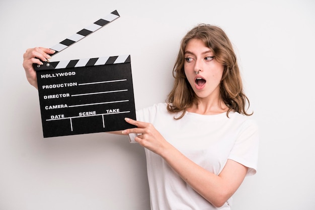 Giovane ragazza con un film clapper cinematografico o un concetto di film