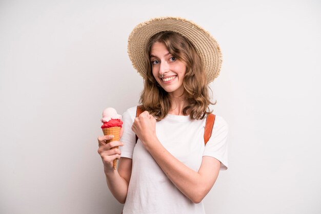 Giovane ragazza con un gelato estivo