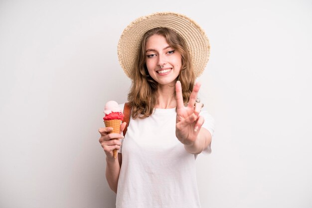 Giovane ragazza con un gelato estivo