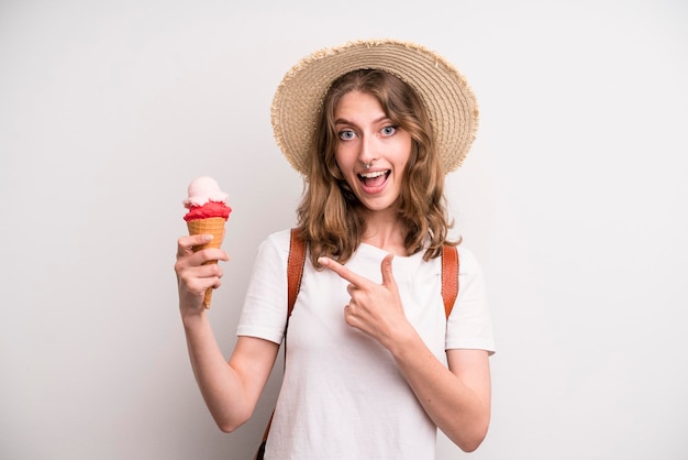 Giovane ragazza con un gelato estivo