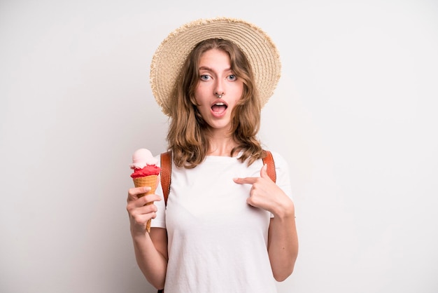 Giovane ragazza con un gelato estivo