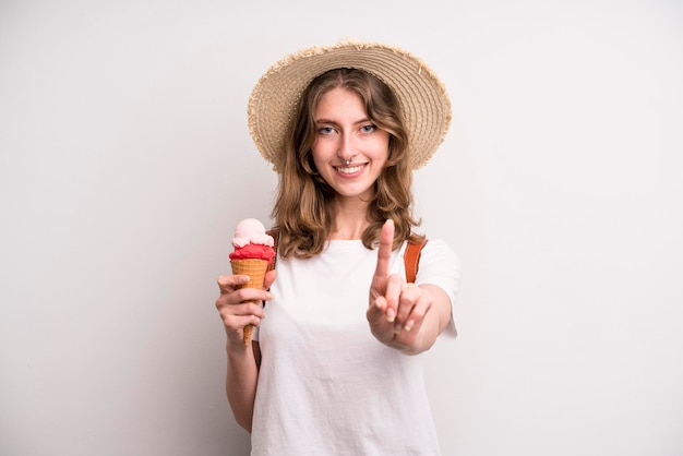 Giovane ragazza con un gelato estivo