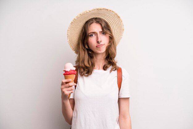 Giovane ragazza con un gelato estivo