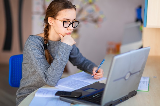 Giovane ragazza della scuola che studia a casa