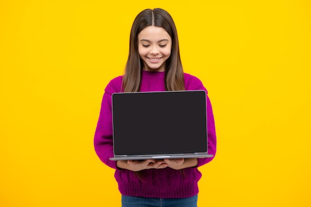 Giovane ragazza della scuola dell'allievo che studia con il computer portatile Schermo del computer portatile con copyspace