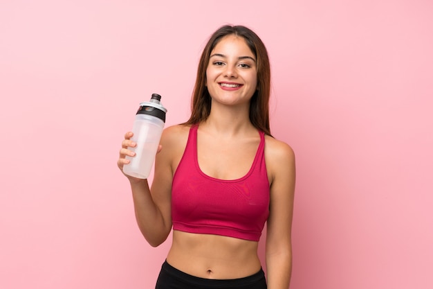 Giovane ragazza di sport più isolata con la bottiglia di acqua di sport