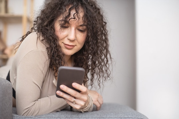 Giovane ragazza espressiva che gode del tempo a casa