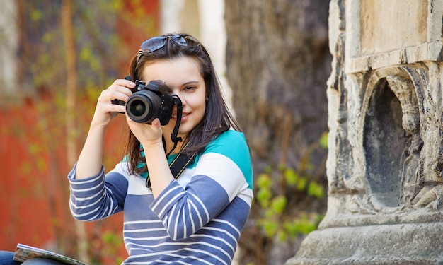 Giovane ragazza fotografata nella città vecchia