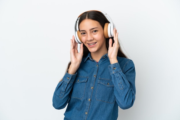 Giovane ragazza francese isolata sulla musica d'ascolto del fondo bianco