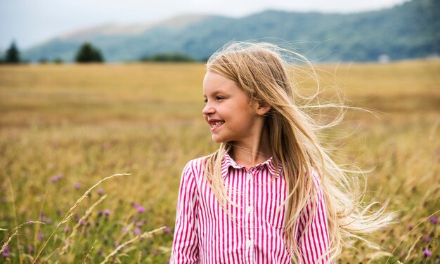 Giovane ragazza godendo la natura