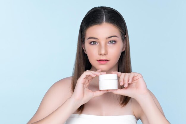 Giovane ragazza grassottella affascinante con il barattolo della lozione della tenuta di bellezza naturale