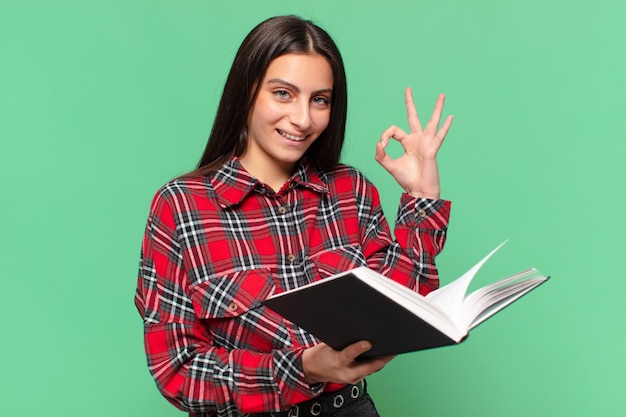 Giovane ragazza graziosa dell'adolescente. espressione felice e sorpresa. concetto di studente