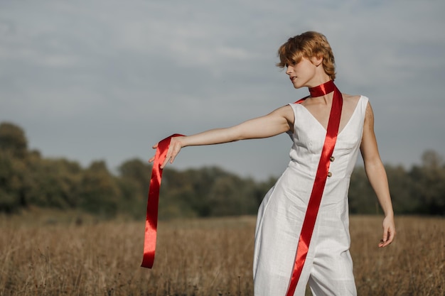 Giovane ragazza in abito bianco ritratto di campagna di una donna