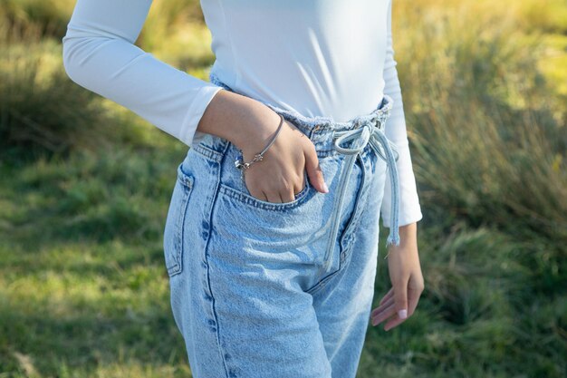 Giovane ragazza in blue jeans Stile di vita