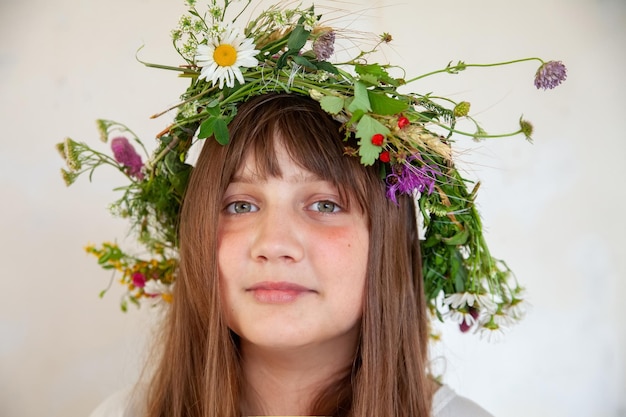 Giovane ragazza in corona di fiori selvatici