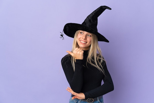 Giovane ragazza in costume di Halloween oltre la parete viola