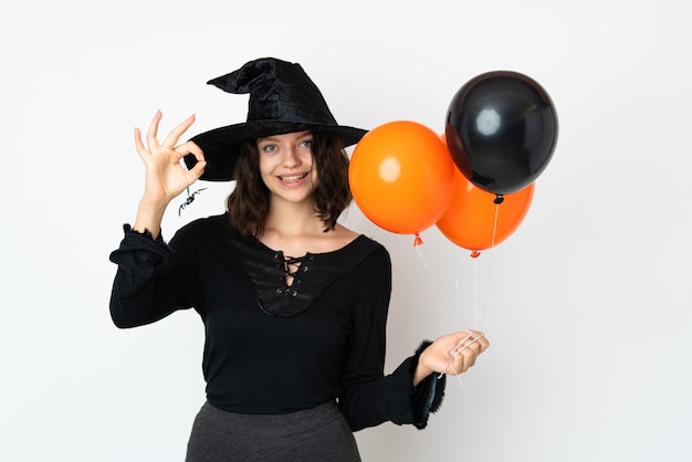 Giovane ragazza in costume di Halloween sul muro bianco