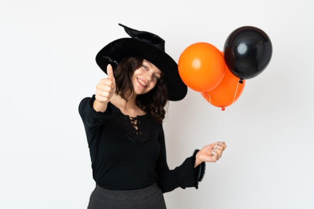 Giovane ragazza in costume di Halloween sul muro bianco