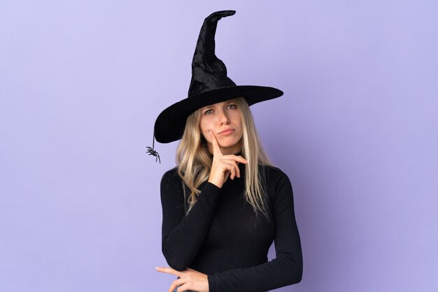 Giovane ragazza in costume di Halloween