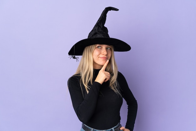 Giovane ragazza in costume di Halloween