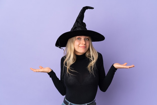 Giovane ragazza in costume di Halloween