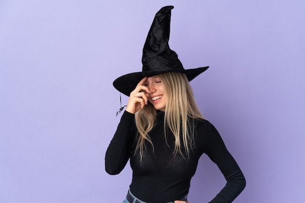 Giovane ragazza in costume di Halloween