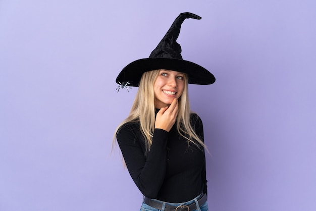 Giovane ragazza in costume di Halloween