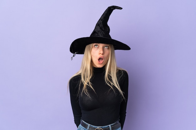 Giovane ragazza in costume di Halloween