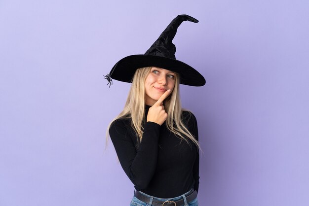 Giovane ragazza in costume di Halloween