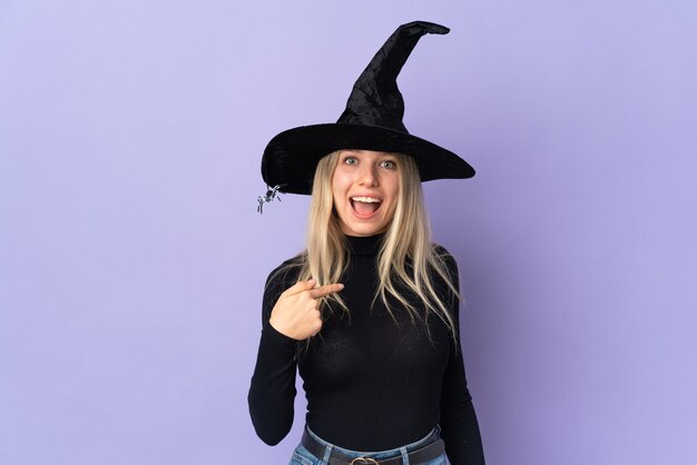 Giovane ragazza in costume di Halloween