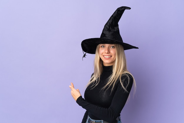 Giovane ragazza in costume di Halloween