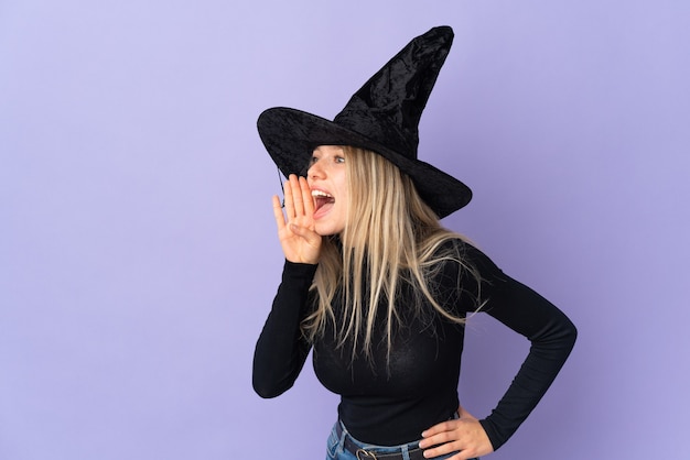 Giovane ragazza in costume di Halloween