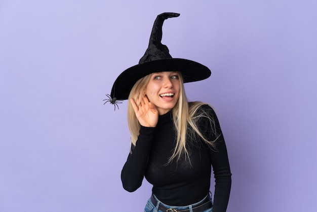 Giovane ragazza in costume di Halloween