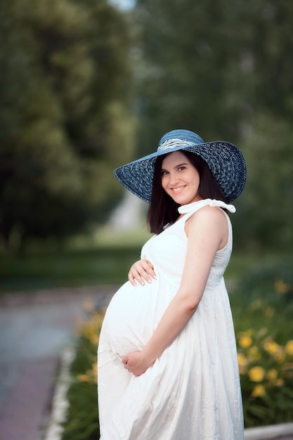 Giovane ragazza incinta in una giornata estiva nel parco Mamma in attesa della nascita del bambino