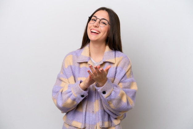 Giovane ragazza isolata su sfondo bianco che applaude dopo la presentazione in una conferenza