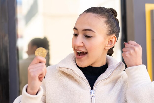 Giovane ragazza marocchina all'aperto che celebra una vittoria